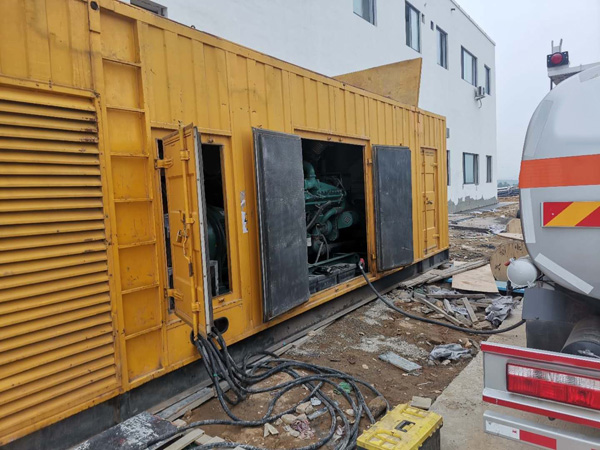 赤壁如何在发电机出租合同中约定设备的维修和保养责任？