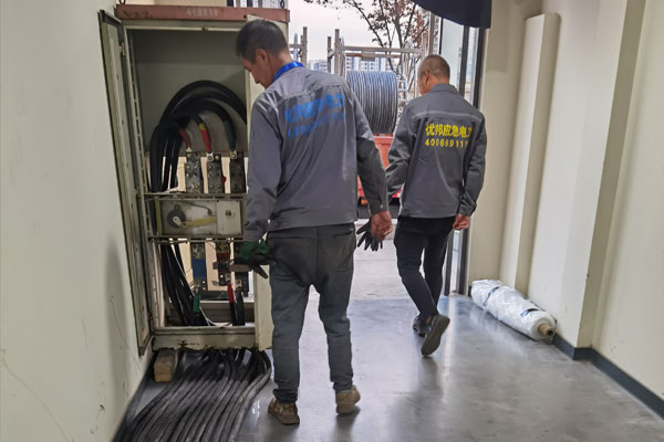 赤壁柴油发电机组的输出电压调节方式对设备性能有哪些影响？