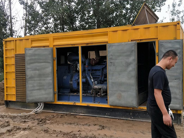 赤壁进行柴油发电机组电瓶容量测试时，有哪些注意事项？